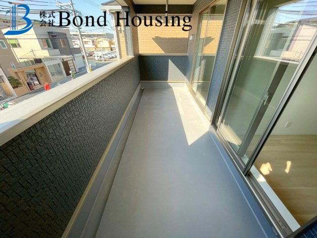 ゆとりある駐車スペース確保　全8棟分譲　王塚台第6　7号棟のバルコニー