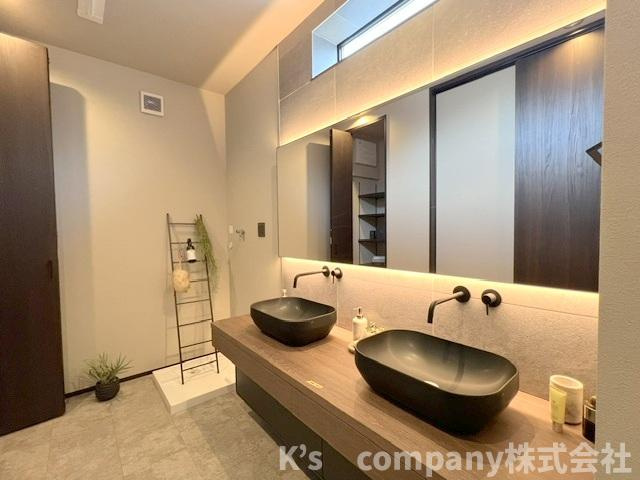 茅ヶ崎市浜竹3丁目　新築戸建の独立洗面台|ゆったりとした2ボールのある洗面スペース◇朝の忙しい時間帯にもご家族がストレスなくご準備いただけます◇