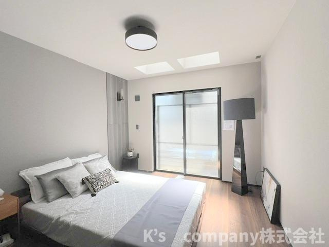 茅ヶ崎市浜竹3丁目　新築戸建の寝室|主寝室7.5帖◇電動シャッター付きで開閉がスムーズです◇