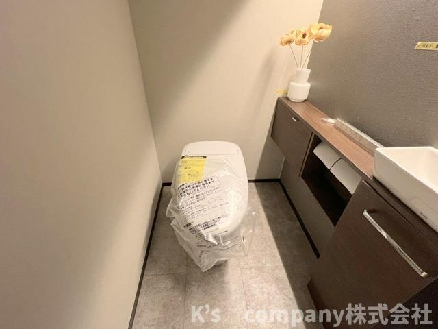 茅ヶ崎市浜竹3丁目　新築戸建のトイレ|手洗いのできる洗面スペースがあるトイレ◇
