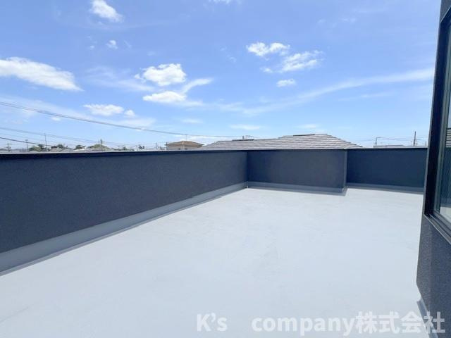 茅ヶ崎市浜竹3丁目　新築戸建のバルコニー|広々としたルーフバルコニーへは固定階段で上がることができます◇