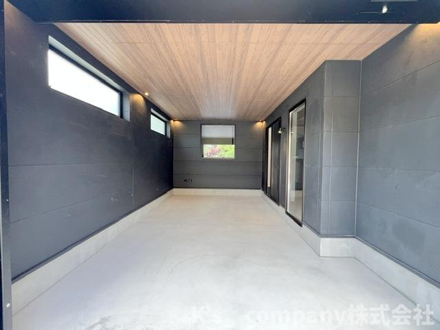 茅ヶ崎市浜竹3丁目　新築戸建の駐車場|シャッター付きガレージ◇洋室からガレージ内を見ることができます◇