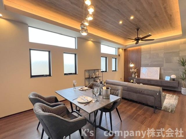 茅ヶ崎市浜竹3丁目　新築戸建の居間・リビング|折り上げ天井の開放感のあるリビングは広さ約21帖◇