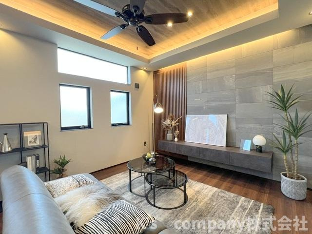 茅ヶ崎市浜竹3丁目　新築戸建の居間・リビング|エコカラットが使用されているリビングスペース◇