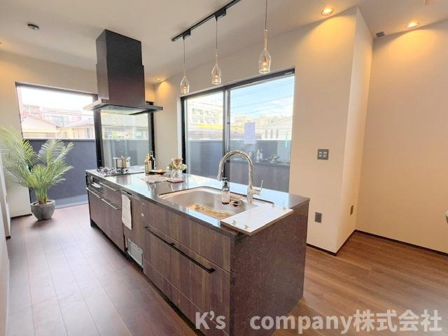 茅ヶ崎市浜竹3丁目　新築戸建のキッチン|お客様をお招きしたくなるようなキッチンスペース◇