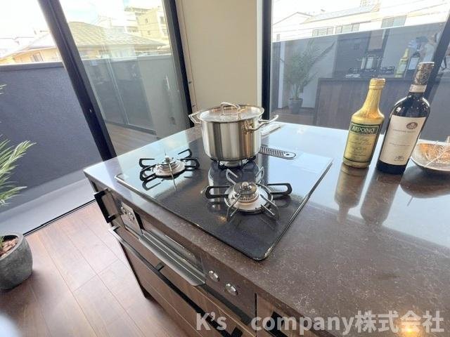 茅ヶ崎市浜竹3丁目　新築戸建のキッチン|三口ガスコンロでお料理の幅が広がります◇