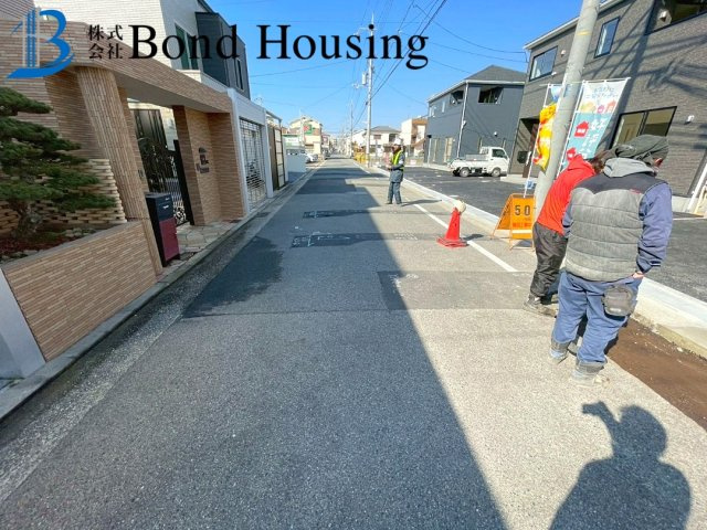 人気の畳コーナー完備　全8棟分譲　王塚台第6　5号棟の前面道路含む現地写真