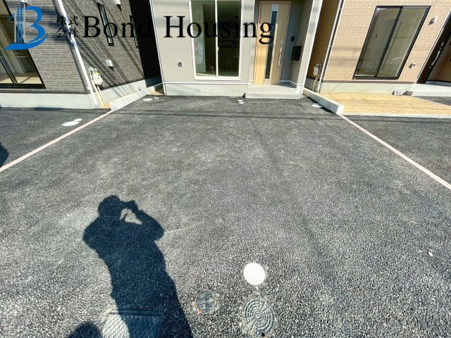 人気の畳コーナー完備　全8棟分譲　王塚台第6　5号棟の駐車場