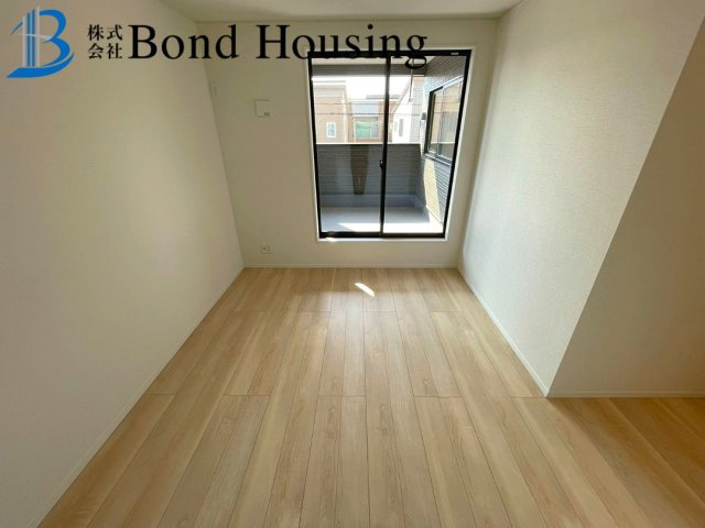 お車並列３台以上可能　全8棟分譲　王塚台第6　4号棟の洋室