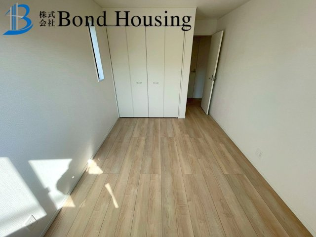 お車並列３台以上可能　全8棟分譲　王塚台第6　4号棟の洋室