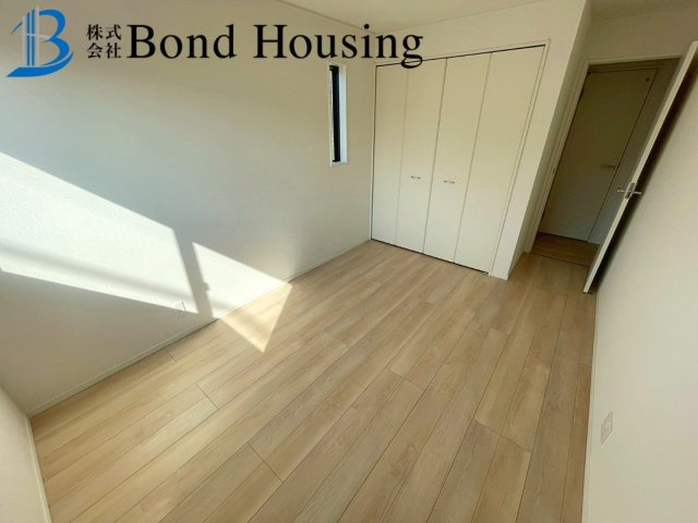 お車並列３台以上可能　全8棟分譲　王塚台第6　4号棟の洋室