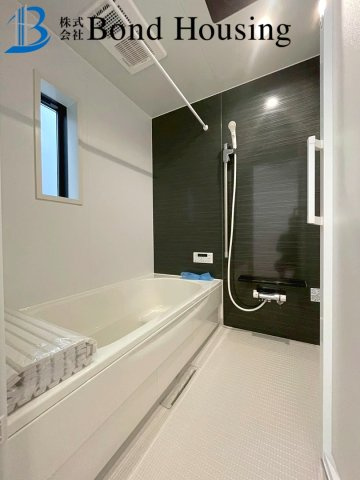 お車並列３台以上可能　全8棟分譲　王塚台第6　4号棟の浴室