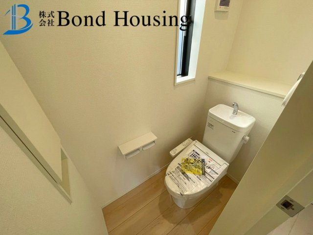 お車並列３台以上可能　全8棟分譲　王塚台第6　4号棟のトイレ