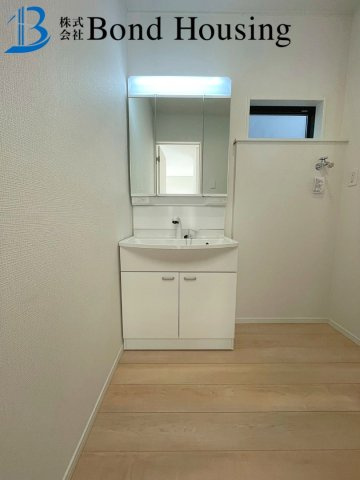 お車並列３台以上可能　全8棟分譲　王塚台第6　4号棟の独立洗面台