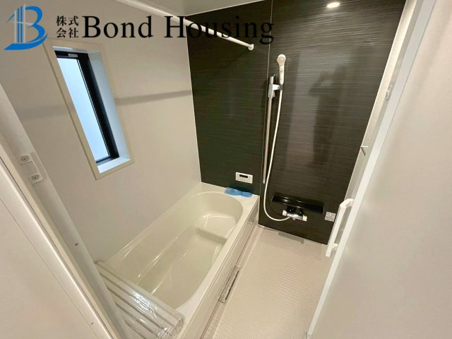 お車並列３台以上可能　全8棟分譲　王塚台第6　4号棟の浴室