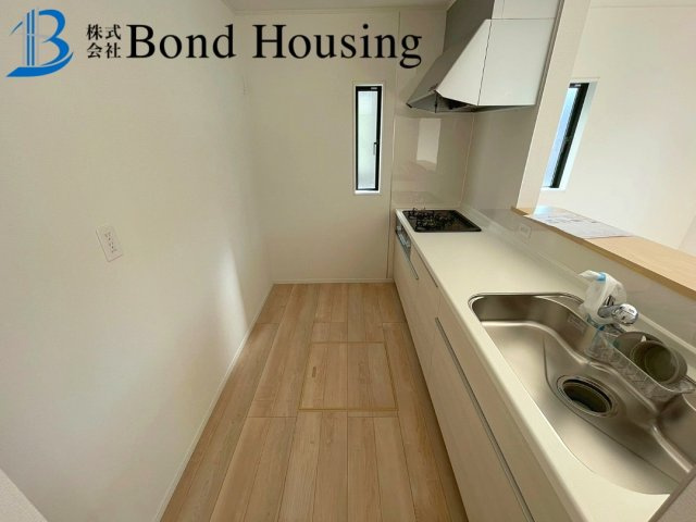 お車並列３台以上可能　全8棟分譲　王塚台第6　4号棟のキッチン