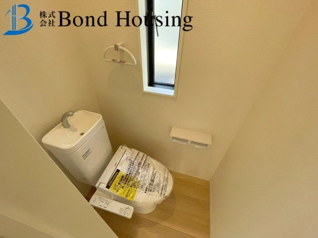 お車並列３台以上可能　全8棟分譲　王塚台第6　4号棟のトイレ