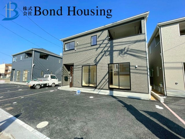 お車並列３台以上可能　全8棟分譲　王塚台第6　4号棟の前面道路含む現地写真