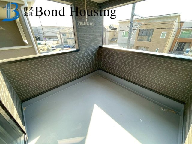 お車並列３台以上可能　全8棟分譲　王塚台第6　4号棟のバルコニー