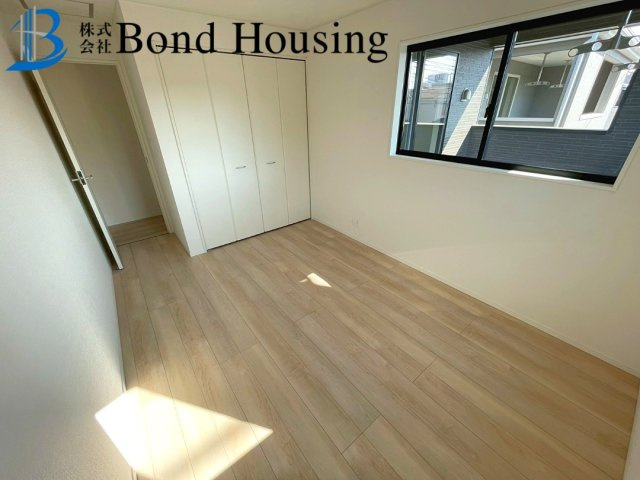 お車並列３台以上可能　全8棟分譲　王塚台第6　4号棟の洋室