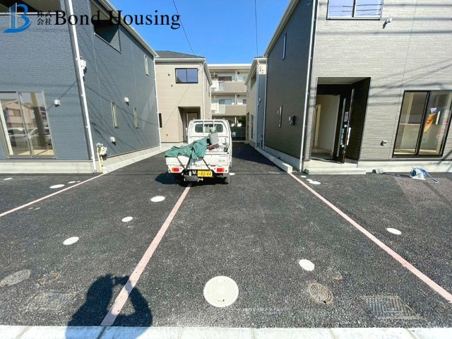 大型開発で綺麗な街並み　全8棟分譲　王塚台第6　3号棟の前面道路含む現地写真