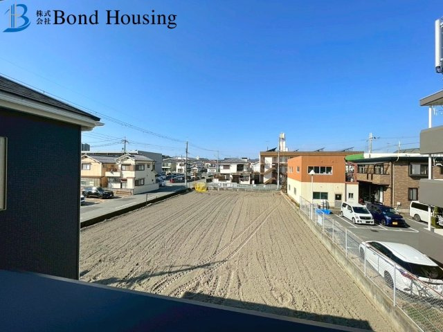 子育て支援事業対象物件　全8棟分譲　王塚台第6　2号棟の前面道路含む現地写真