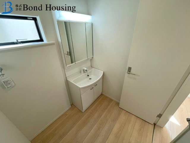 子育て支援事業対象物件　全8棟分譲　王塚台第6　2号棟の独立洗面台