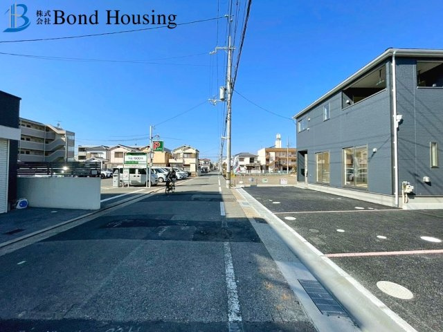 子育て支援事業対象物件　全8棟分譲　王塚台第6　2号棟の前面道路含む現地写真