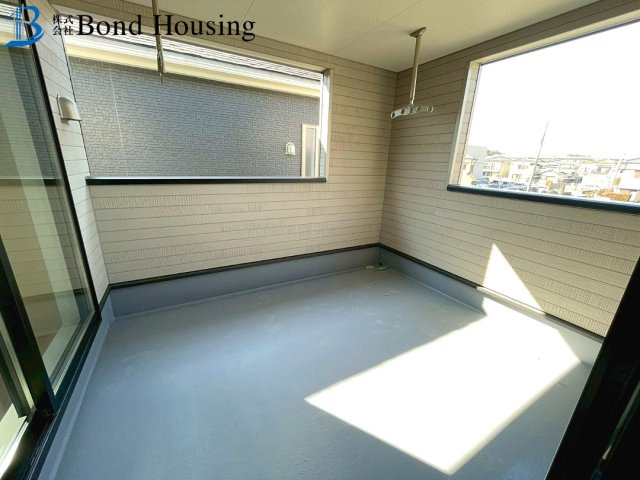 子育て支援事業対象物件　全8棟分譲　王塚台第6　2号棟のバルコニー