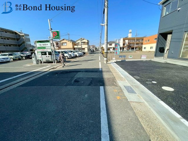 耐震等級3取得　全8棟分譲　王塚台第6　1号棟の前面道路含む現地写真