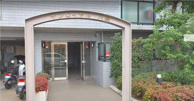 サンロイヤル八幡のエントランス