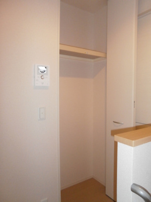 【収納】 | シャイニー | ２Ｆ廊下・収納 （２Ｆにもカラーインターホンあります）