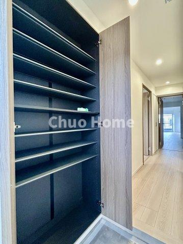 シャルム南砂町の玄関|【玄関】玄関には大型のシューズクローゼットを設置しておりますのでいつでもスッキリりとした空間を保てます。玄関周りを清潔に使うのはとても大事なことですよね。