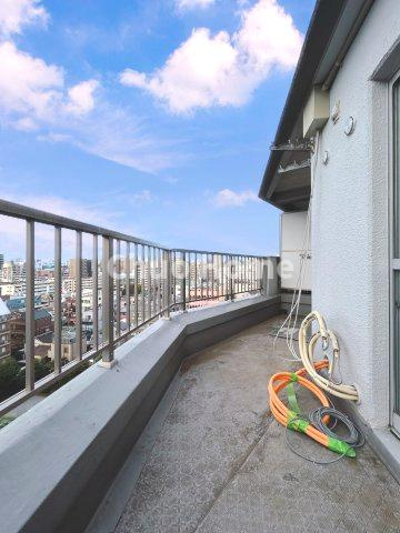 シャルム南砂町のバルコニー|【バルコニー】幅もあって、奥行きもあるゆとりのバルコニー。洗濯物を干したり乾かしたりだけでなく、ただ出てみるだけでも気持ちいいですよ。