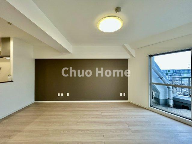 シャルム南砂町のキッチン|視界に広がりを生むオープンなキッチン。料理や片付けをしながら、家族との会話を楽しんだり、リビングで遊ぶ子どもを見守れます。ご見学時には家具の配置などもイメージしながらぜひご覧になって見て下さい。