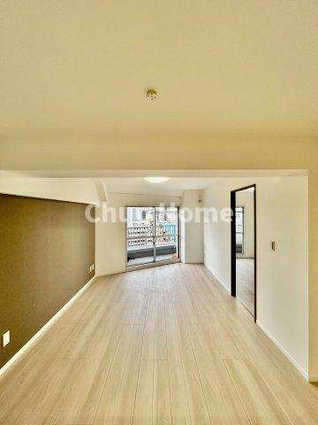 シャルム南砂町の居間・リビング|【リビングダイニング】一日の中で多くの時間を過すことになるリビングダイニングだからこそ、いつも穏やかな空間であることが必然。爽やかな通風と採光を存分に感じる事が出来る空間です。