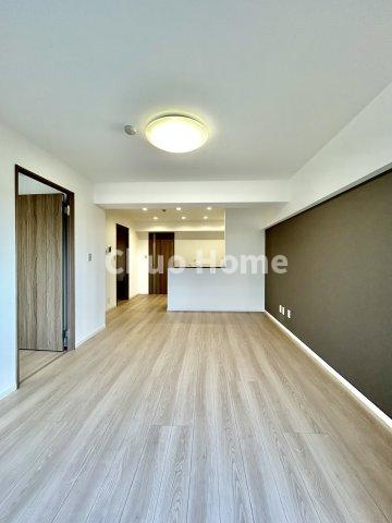 シャルム南砂町のダイニング|【ダイニング】忙しい朝でも、しっかり家族が揃って食事をして頂けるゆとりある大きさのダイニングスペース。奥様が作る手料理をカウンター越しに受けとって頂き、テーブルで囲む素敵な時間を存分に愉しんで下さい。