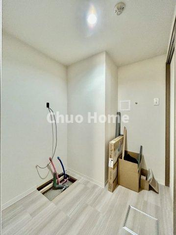 シャルム南砂町の脱衣所|【洗面所】明るい洗面所は朝をすっきりさせてくれる空間です。バタバタしている忙しい朝でも収納が多い洗面台では短い時間で効率良く支度ができます。