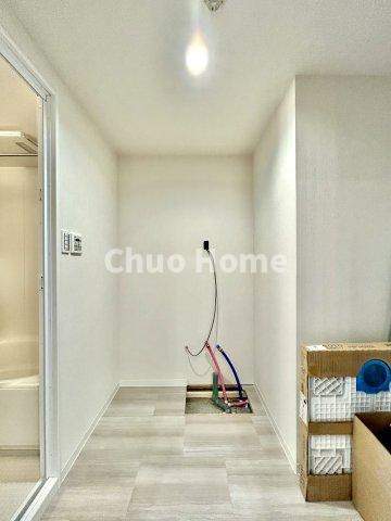 シャルム南砂町の独立洗面台|【洗面化粧台】洗面化粧台には三面鏡を採用。身だしなみを整えやすい事はもちろんですが、鏡の後ろに収納スペースを設ける事により、散らかりやすい洗面スペースをすっきりさせる事が出来るのも嬉しいですね