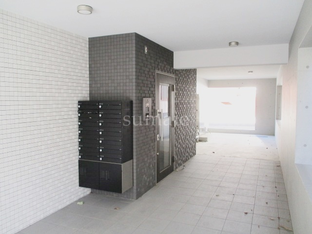 アルファキューブ上十条のロビー|こちらは建物入口です☆