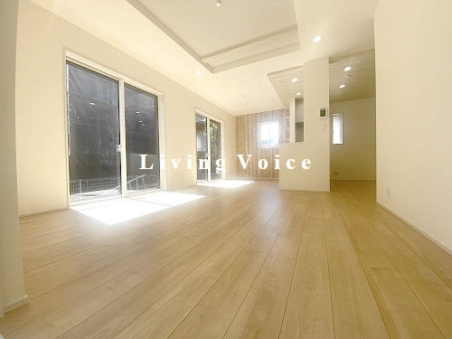 【居間・リビング】 | 【仲介手数料０円】平塚市ふじみ野2丁目　新築一戸建て | 平塚市ふじみ野2丁目　新築一戸建て