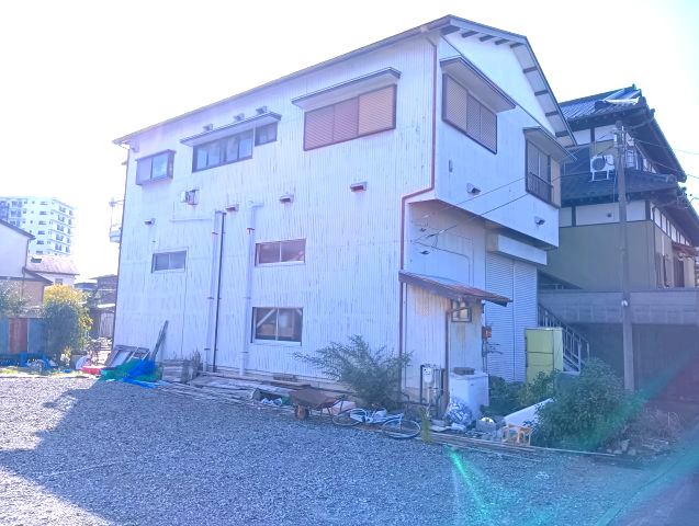 売土地　富士市松岡の前面道路含む現地写真|敷地が約45坪と広々としています。自由な間取りでお家が建てられます。