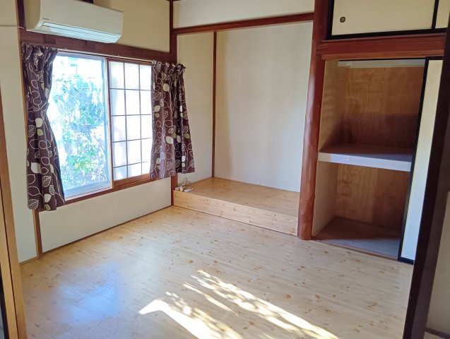売中古戸建　富士市厚原の洋室|大きい窓があるので明るい空間でのびのびと生活できます。寝室として使うのもいいですね。