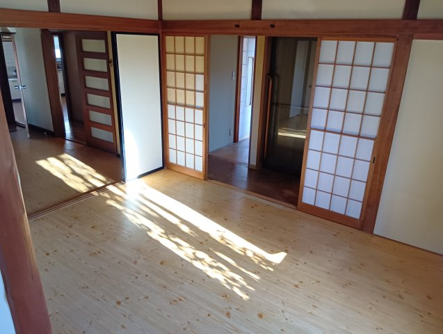 売中古戸建　富士市厚原の洋室|開け閉めで空間を自由に仕切り、広さを調整できる柔軟な設計になっています。