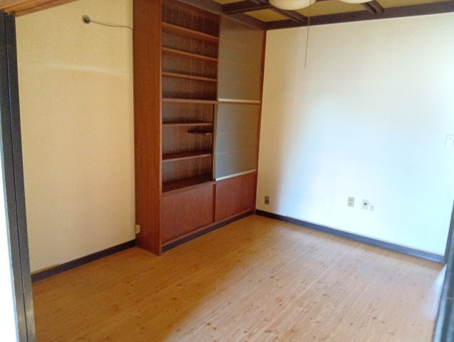 売中古戸建　富士市厚原の洋室|明るいフローリングとシンプルな壁紙が心地よい空間を演出してくれます。