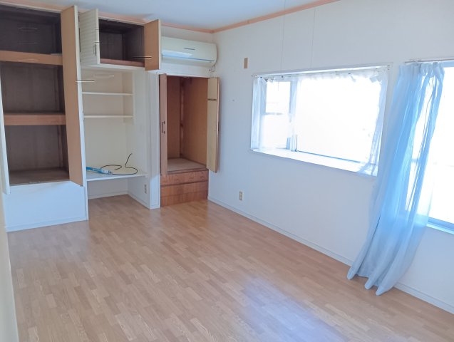 売中古戸建　富士市厚原の洋室|窓が多く心地の良い空間となっています。寝室や子供部屋におすすめの洋室になっています。