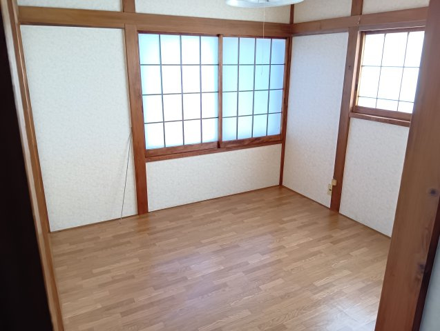 売中古戸建　富士市厚原の洋室|二面採光なので日差しがたっぷり入ります。また風通しが良く解放感もあります。