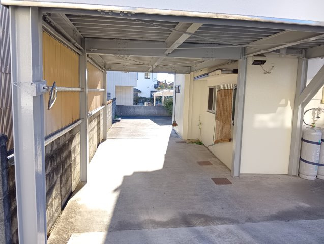 売中古戸建　富士市厚原の駐車場|お車は4台駐車可能です。一部屋根付きなので大切なお車を雨風・紫外線から守れます。