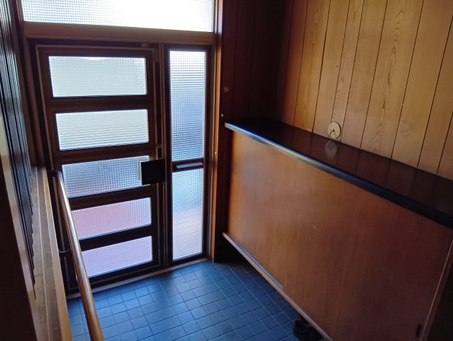 売中古戸建　富士市厚原の玄関|備え付けのシューズボックスがあるので収納がたっぷりあります。靴をしまって玄関をすっきりと使えます。