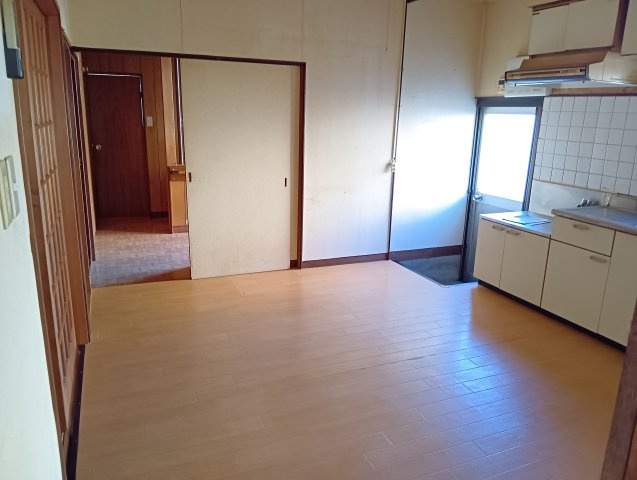 売中古戸建　富士市厚原のキッチン|勝手口があります。災害などで万が一玄関から出れなくなった時に、非常口として出る事が出来ます。